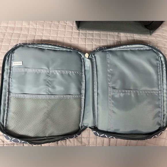 Padded Organizer - Picture 2 of 11